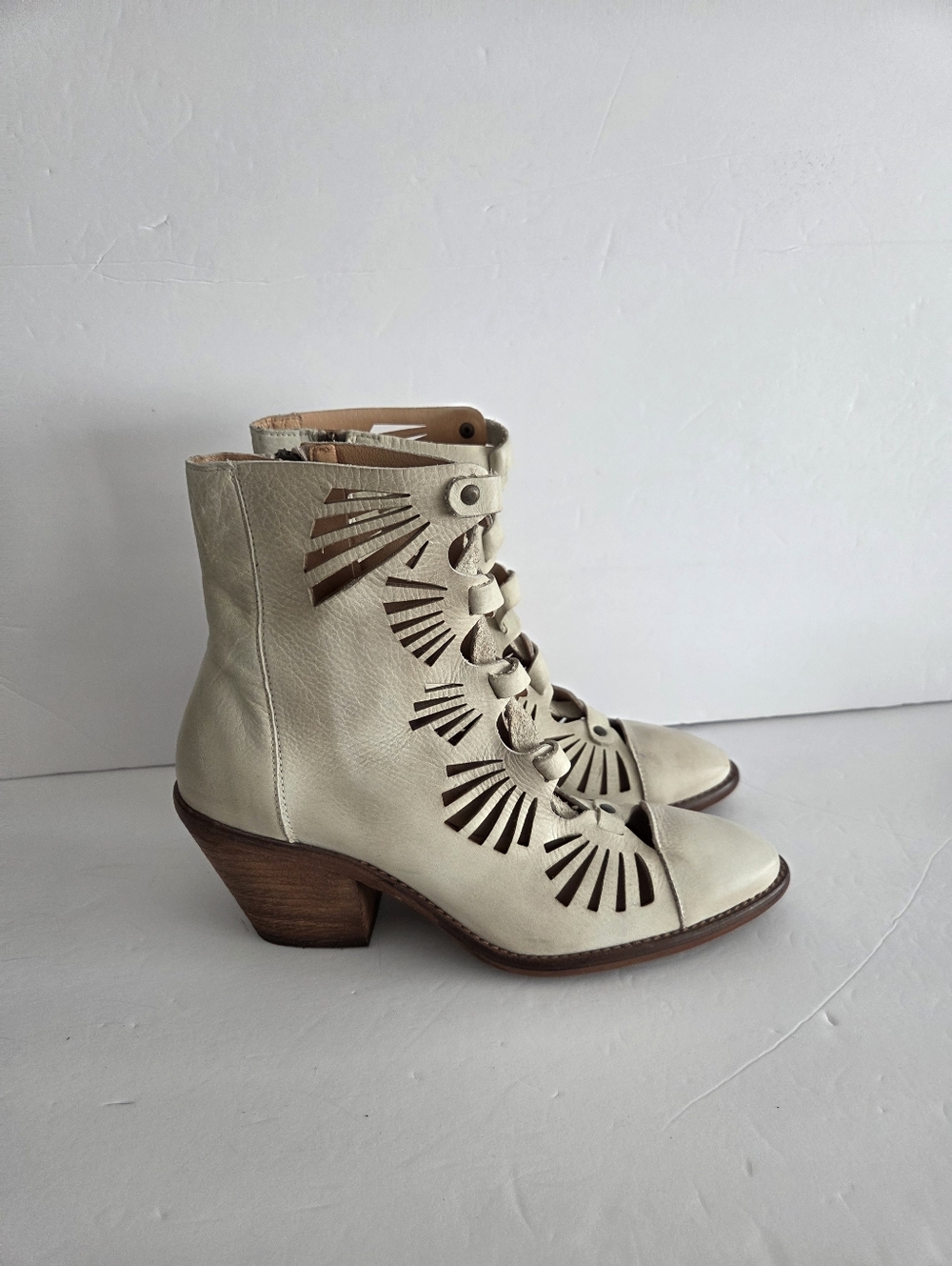 Veracruz  Beige Leather Cutout Lace-Up Ankle Boots Sz.39